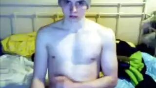 رجل ناضج مثار يرتدي نظارات يضرب مؤخرة مستعدة