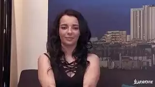 فرجها يبدو شهياً في هذه الملابس الداخلية المكشوفة