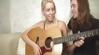 قضيب ضخم يمدد مهبل شقراء مراهقة ضيق