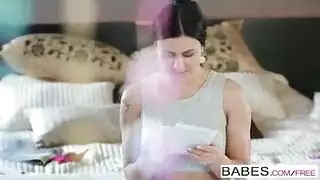 ضعف الفرج: رجل محظوظ يمارس الجنس مع سمراوتين مثارتين