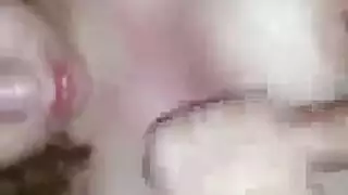 ربة منزل ممتلئة الصدر تُقبض عليها تلعب بكسها، ثم تُضاجع بعنف