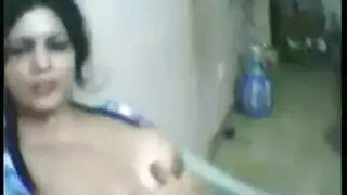 صور عارية سرية: زوجة مصرية تمارس العادة السرية الإباحية بمهبلها وثدييها