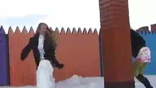 الشقراء الحلوة تحصل على لحس مهبلها من عاهرات جليسات الأطفال