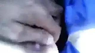 عاهرات شابات تمارس الجنس الجماعي مع رجل متزوج غني لصديقهن في مشهد صريح