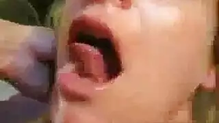 مراهقة صغيرة تتدمر بواسطة زبور ناضجة