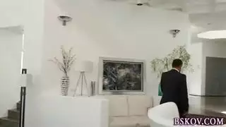 عاهرة شقراء ذات أثداء ضخمة لممارسة جنس بلا مشاعر