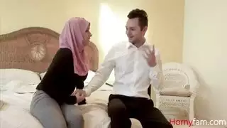 عاهرة عربية مثيرة تتوسل لقضيب أبيض لتركبه بقوة