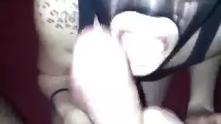 امرأة تركية ناضجة تعطي مصة عميقة لشاب مثير