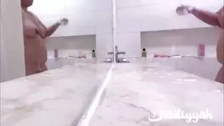 مشهد حمام جامح ورطب إباحي لفتاة عربية ضخمة الصدر