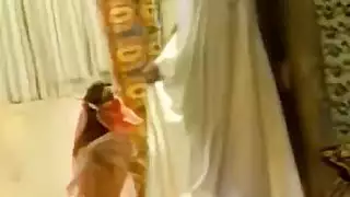 فتاة عربية ساخنة تأخذ قضيب سميك عميق في حلقها