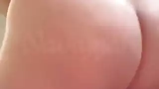 مفلسة ومثيرة، تظهر ثدييها وتداعب فرجها المشعر للكاميرا