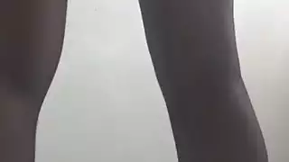 مشهد عبادة قدم إباحي صريح مع سيدة تركية ناضجة محجبة مثيرة