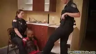 الأصلع المثير والشاب النحيل يمارسان الجنس معها بثلاثي