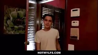 إغراء زوجة الأب: جنس قوي بقميص النوم في سريرها