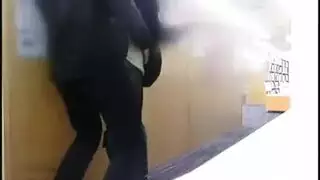 آسيوية بشعر أخضر تُلعق فرجها بعد الانتشار على اتساع