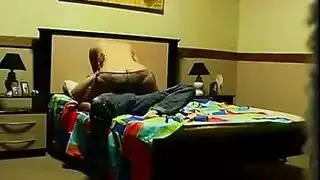 عضلي وموشوم يملأ مهبلها الضيق في سرير ضخم