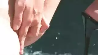 العاهرة الآسيوية مفلس مع الثدي العملاقة هي إغاظة صبي قرنية مع ثديها الضخم