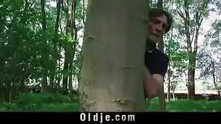 حلمات مراهقات منتصبة في مشهد إباحي عنيف