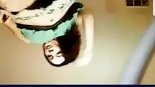 مشهد إباحي: فتاة شقراء مذهلة تخلع ملابسها الداخلية للدخول الخلفي العنيف